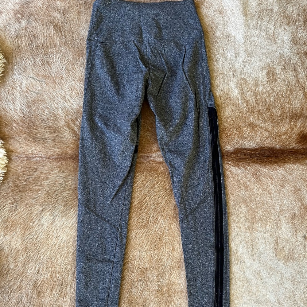 Victoria’s Secret PINK High-waisted Leggins with Mesh Detailing - Picture 2 of 5